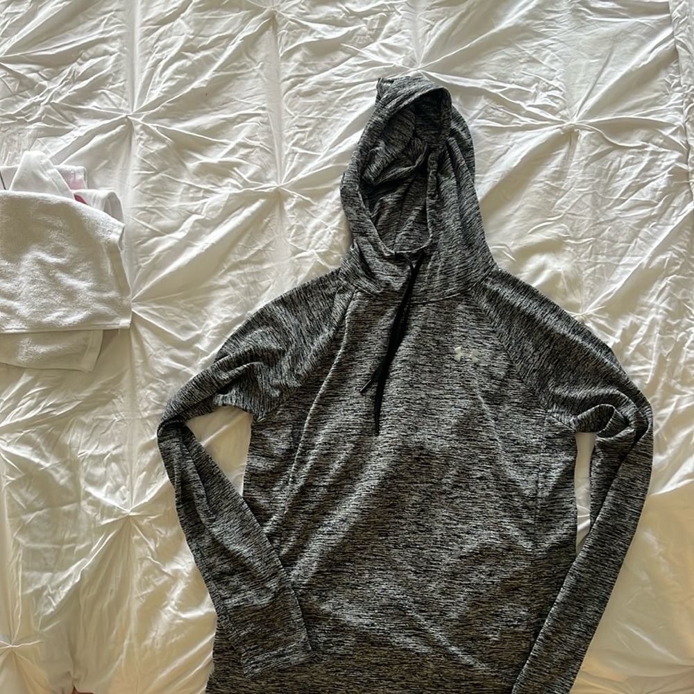 Under armor performance hoodie - excellent condition - women’s small